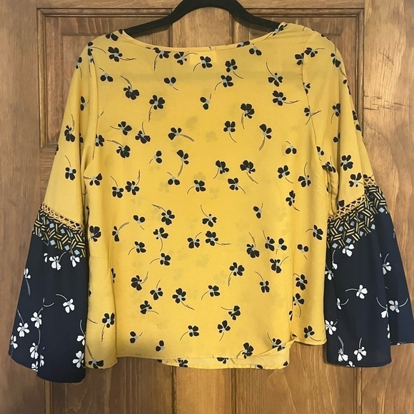 Sienna Sky size medium long sleeve blouse - Picture 3 of 3